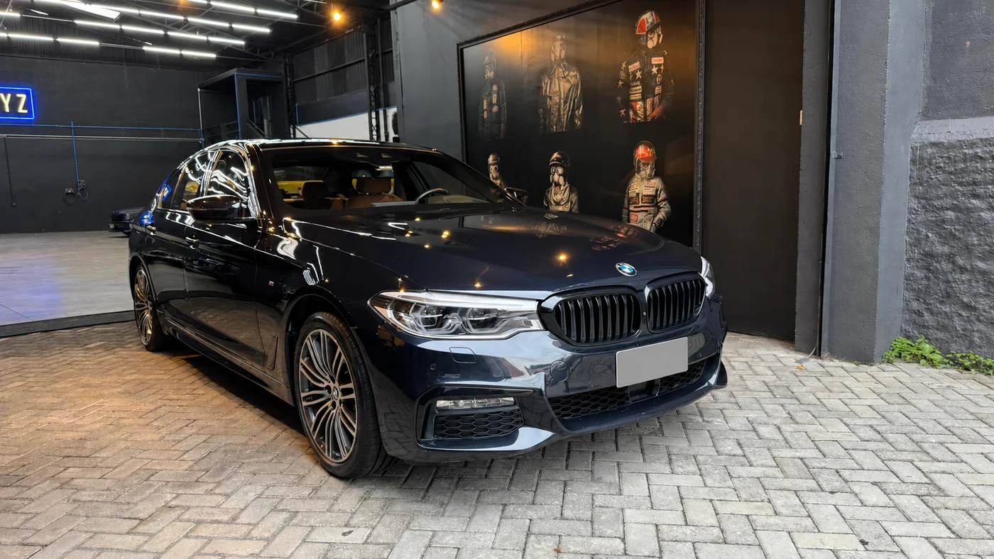 BMW 540i 2018 chegando à estética, com a placa ocultada